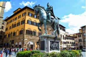Тоскана. Конная статуя Козимо I Медичи во Флоренции