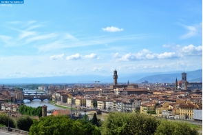 Тоскана. Панорама реки Арно и мостов через неё во Флоренции