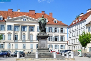 Австрия. Площадь Freiheitsplatz с памятником кайзеру Францу I