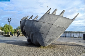 Уэльс. Памятник морякам торгового флота в порту Кардиффа