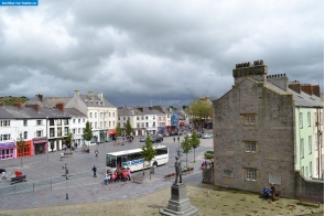 Уэльс. Вид на площадь города Карнарвон с башни замка