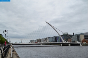 Ирландия. Мост Сэмюэла Беккета в Дублине, напоминающий арфу - символ Ирландии