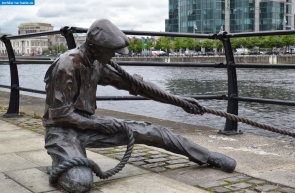 Ирландия. Скульптура на набережной реки Лиффи в Дублине