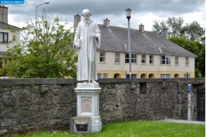Ирландия. Статуя Святого Каниса возле церкви Святого Каниса