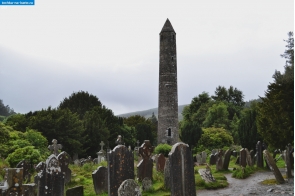 Ирландия. Круглая башня и кладбище монастыря Глендалох