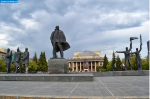 Новосибирская область. Скульптурная композиция на площади Ленина в Новосибирске