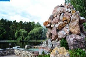 Новосибирская область. Фонтан и озеро в Новосибирском зоопарке