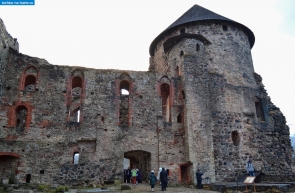 Латвия. Стены и Западная башня Венденского замка в Цесисе