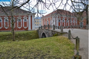 Латвия. Мост у входа на территорию Рундальского дворца