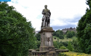 Шотландия. Памятник Аллану Рамсею в Эдинбурге