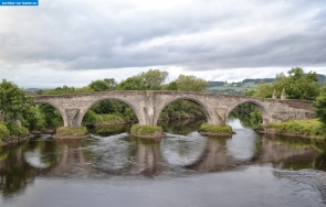 Шотландия. Старый мост через реку Форт в Стерлинге