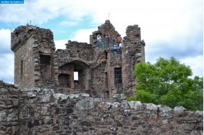 Шотландия. Одна из башен замка Аркарт в Шотландии