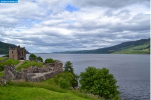Шотландия. Часть замка Аркарт и озеро Лох-Несс в Шотландии