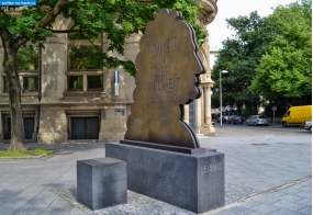 Германия. Памятник Готфриду Лейбницу в Ганновере