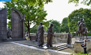 Германия. Монумент "Семеро из Гёттингена" в Ганновере