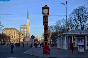 Латвия. Часы Лайма и памятник Свободы в Риге