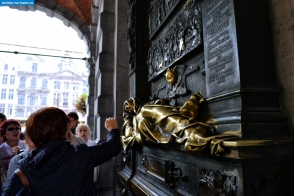 Бельгия. У скульптуры поэта Эверарда Серкласа в Брюсселе