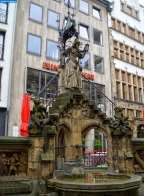 Германия. Фонтан Хайнцельменнхен (фонтан с гномами) в Кёльне