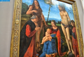 Париж. Картина Больтраффио Джованни Антонио "Мадонна с младенцем, святыми Иоанном Крестителем и Себастьяном и двумя донаторами" в Лувре