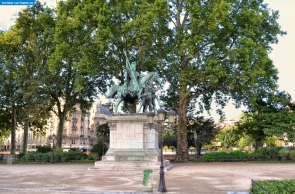 Париж. Памятник Карлу Великому у Нотр-Дам де Пари