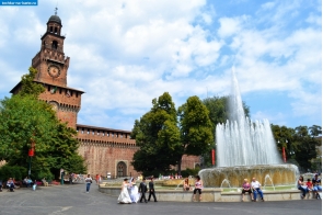 Милан. Вид на фонтан и замок Сфорца в Милане