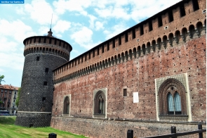 Милан. Стены и башня замка Сфорца в Милане