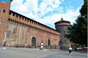 Милан. Стены и одна из башен замка Сфорца в Милане