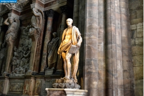 Милан. Статуя святого Варфоломея в соборе Дуомо в Милане