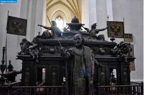Германия. Кенотаф Людвига IV в церкви Фрауэнкирхе в Мюнхене