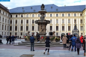 Чехия. Леопольдов (Львиный) фонтан и колодец в Праге