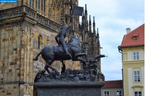 Чехия. Скульптура Георгия (Иржи) Победоносца у собора Святого Вита в Праге