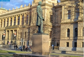 Чехия. Памятник художнику Йозефу Манесу в Праге