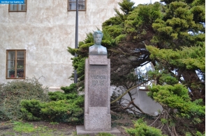 Чехия. Памятник чешскому писателю Виктору Дыку в Мельнике