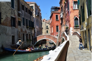Разное. Разворот гондолы в Венеции