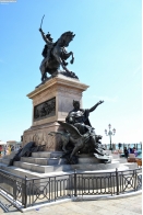 Разное. Памятник на набережной в Венеции