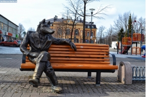 Финляндия. Скульптура волка на центральной площади Йоенсуу