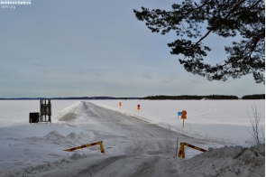Финляндия. Ледяная дорога через озеро Пиелинен в Финляндии