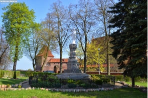 Польша. Статуя Девы Марии у костёла Яна-Крестителя в Мальборке