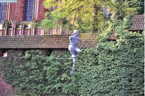 Польша. Современная скульптура в замке Мальборк