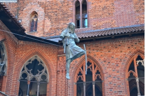 Польша. Висящая современная скульптура в замке Мальборк