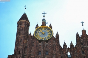 Польша. Часы на церкви Девы Марии в Гданьске