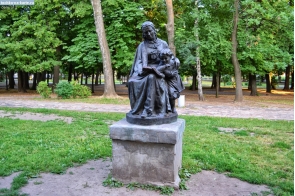 Рязанская область. Скульптура женщины с ребёнком в городском парке Рязани
