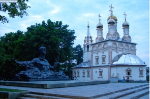 Рязанская область. Памятник Есенину и церковь Спаса на Яру в Рязани