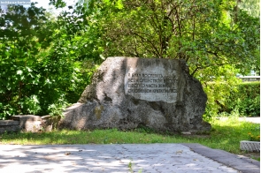Рязанская область. Памятный камень со строкой Есенина в селе Константиново