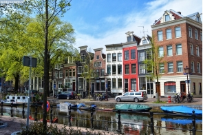 Нидерланды. Узкие дома на берегу канала в Амстердаме