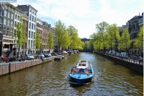 Нидерланды. Катер на канале в Амстердаме