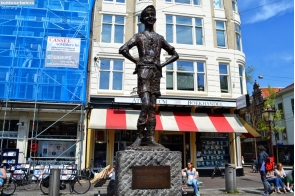 Нидерланды. Памятник мальчику в Амстердаме