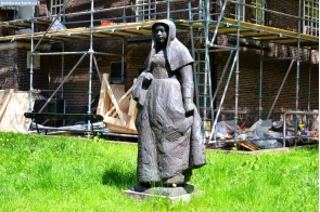 Нидерланды. Скульптура в амстердамском монастыре Бегейнхоф