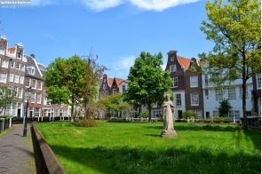 Нидерланды. Двор монастыря Бегейнхоф в Амстердаме