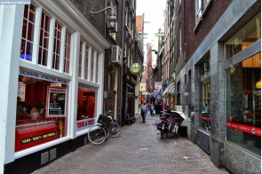 Нидерланды. Узкая улочка в Амстердаме